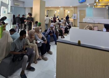 Nasabah mulai bertransaksi di BSI Kantor Cabang Langsa, Aceh.