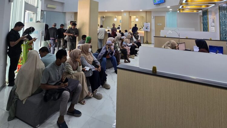 Nasabah mulai bertransaksi di BSI Kantor Cabang Langsa, Aceh.