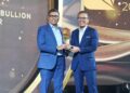 Direktur Utama PT Bank Syariah Indonesia Tbk (BSI) Anggoro Eko Cahyo (kiri) dinobatkan sebagai Sharia Banking Transformation Leader of the Year.