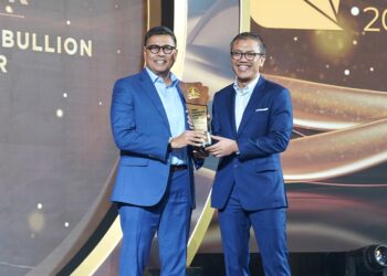 Direktur Utama PT Bank Syariah Indonesia Tbk (BSI) Anggoro Eko Cahyo (kiri) dinobatkan sebagai Sharia Banking Transformation Leader of the Year.