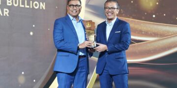Direktur Utama PT Bank Syariah Indonesia Tbk (BSI) Anggoro Eko Cahyo (kiri) dinobatkan sebagai Sharia Banking Transformation Leader of the Year.