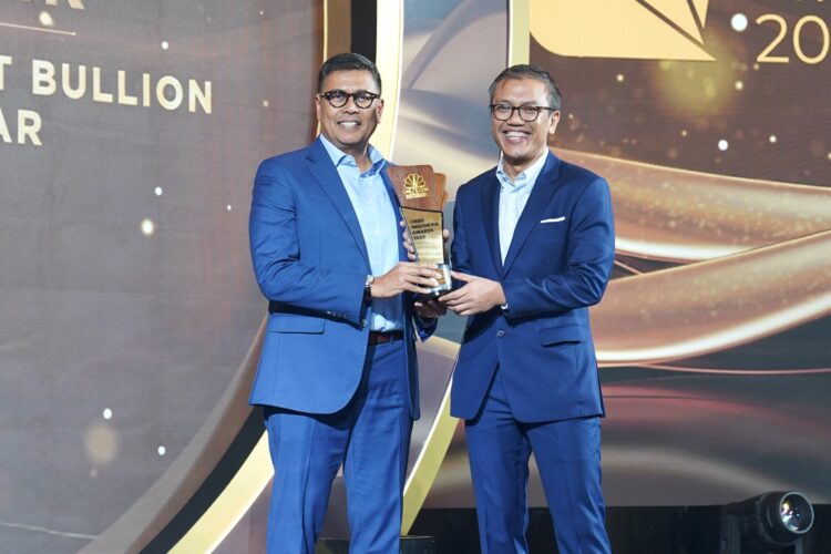 Direktur Utama PT Bank Syariah Indonesia Tbk (BSI) Anggoro Eko Cahyo (kiri) dinobatkan sebagai Sharia Banking Transformation Leader of the Year.