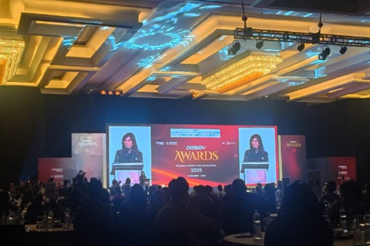 Menteri Komdigi Meutya Hafid menyampaikan apresiasinya atas terselenggaranya Disway Award 2025, sebuah ajang penghargaan media yang menilai performa branding dari berbagai lembaga dan perusahaan. Foto: Rafi Adhi