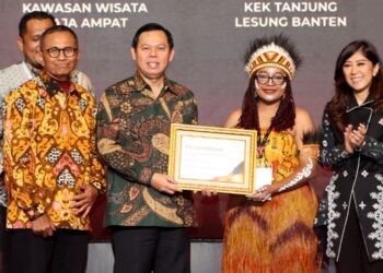 Raja Ampat Raih Penghargaan Wisata Populer di Disway Awards 2025