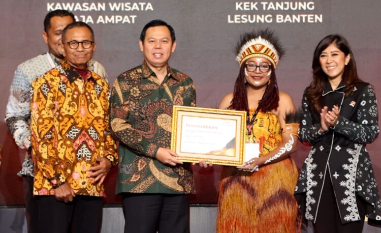 Raja Ampat Raih Penghargaan Wisata Populer di Disway Awards 2025