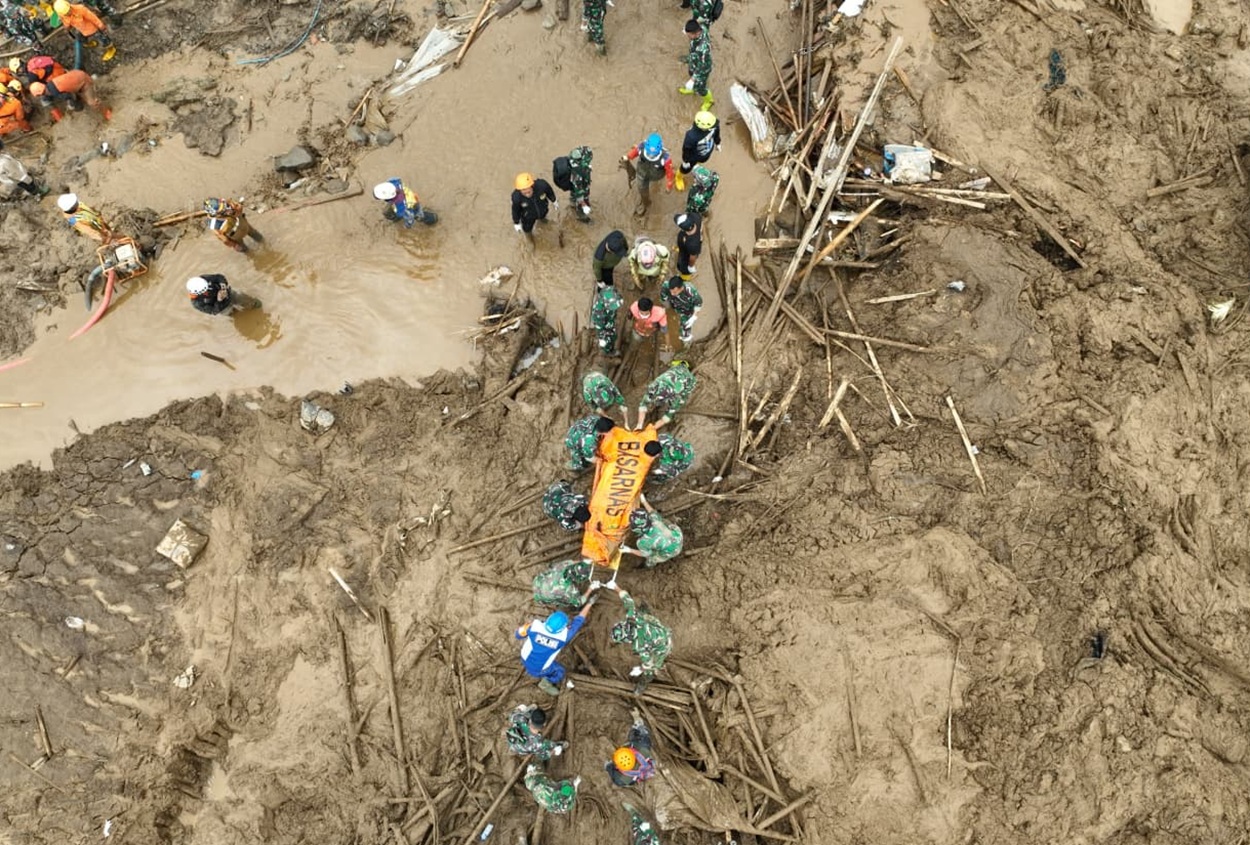 CISARUA MENCEKAM, 48 Kantong Jenazah Dievakuasi, 32 Warga Masih Tertimbun Longsor
