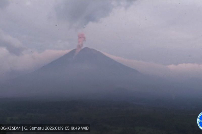 Gunung Semeru kembali erupsi.
