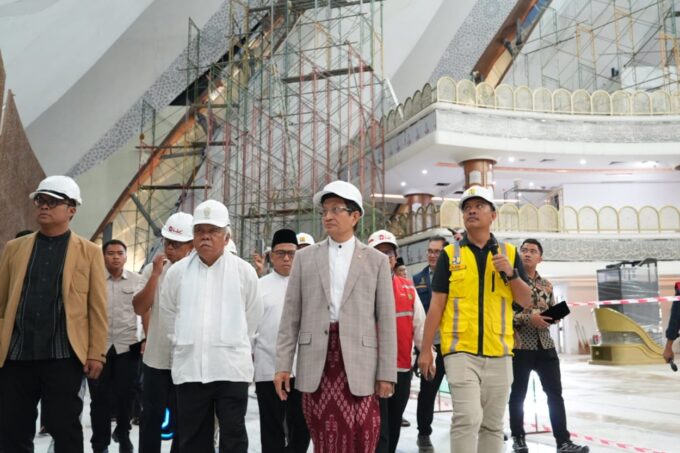 Menag Nasaruddin Umar tinjau pembangunan rumah ibdah di IKN.