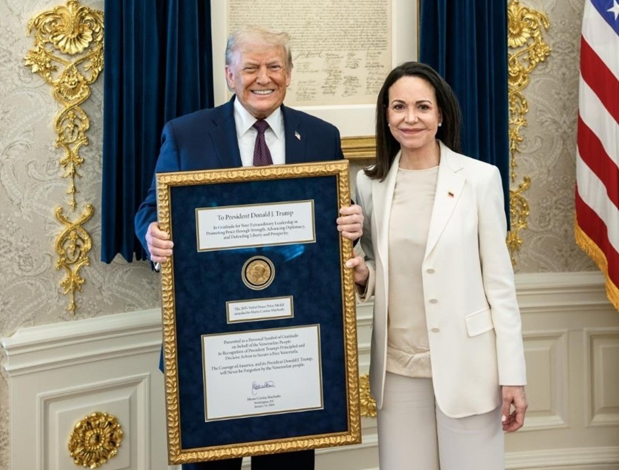 Pemimpin oposisi Venezuela Maria Corina Machado bawa Nobel Perdamaian ke Trump. Foto: The White House