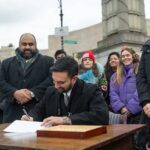 Zohran Mamdani ke Bronx, menandatangani kebijakan di jalanan Sedgwick Avenue didampingi Tascha Van Auken.-crainsnewyork-