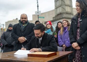 Zohran Mamdani ke Bronx, menandatangani kebijakan di jalanan Sedgwick Avenue didampingi Tascha Van Auken.-crainsnewyork-