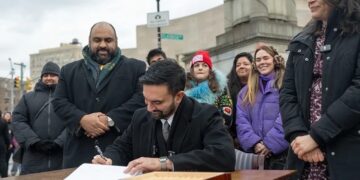 Zohran Mamdani ke Bronx, menandatangani kebijakan di jalanan Sedgwick Avenue didampingi Tascha Van Auken.-crainsnewyork-