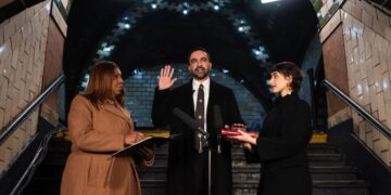 Zohran Mamdani saat membacakan sumpah di pelantikan yang dilakukan di bekas stasiun kereta bawah tanah New York.--