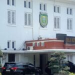 Sejumlah kendaraan operasional tim KPK terparkir saat tim penyidik lembaga antirasuah tersebut melakukan penggeledahan sejumlah ruang kerja di Balai Kota Madiun, Jawa Timur, Kamis (29/1/2026). ANTARA/Louis Rika