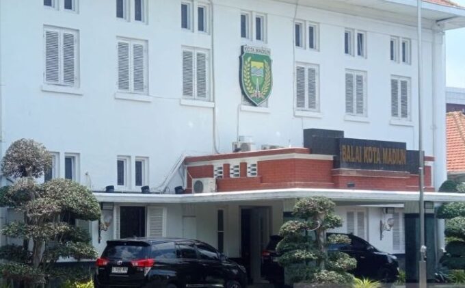 Sejumlah kendaraan operasional tim KPK terparkir saat tim penyidik lembaga antirasuah tersebut melakukan penggeledahan sejumlah ruang kerja di Balai Kota Madiun, Jawa Timur, Kamis (29/1/2026). ANTARA/Louis Rika