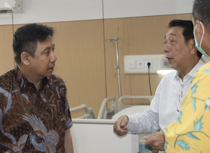 dr Edwin Ongkoraharjo (kiri) bersama Soedomo Mergonoto (tengah)
