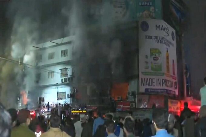 Kebakaran Mall di Karachi