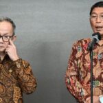 Ketua Dewan Komisioner OJK Mahendra Siregar (kiri) dan Kepala Eksekutif Pengawas Pasar Modal, Keuangan Derivatif dan Bursa Karbon OJK Inarno Djajadi (kanan) menyampaikan keterangan pers di Bursa Efek Indonesia, Jakarta, Jumat (30/01/2026). Otoritas Jasa Keuangan (OJK) mulai berkantor di PT Bursa Efek Indonesia (BEI) selama proses reformasi dan penguatan pasar modal Indonesia agar BEI mampu setara dengan standar dan perkembangan bursa di mancanegara. ANTARA FOTO/Sulthony Hasanuddin
