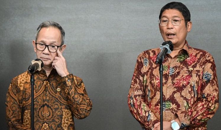 Ketua Dewan Komisioner OJK Mahendra Siregar (kiri) dan Kepala Eksekutif Pengawas Pasar Modal, Keuangan Derivatif dan Bursa Karbon OJK Inarno Djajadi (kanan) menyampaikan keterangan pers di Bursa Efek Indonesia, Jakarta, Jumat (30/01/2026). Otoritas Jasa Keuangan (OJK) mulai berkantor di PT Bursa Efek Indonesia (BEI) selama proses reformasi dan penguatan pasar modal Indonesia agar BEI mampu setara dengan standar dan perkembangan bursa di mancanegara. ANTARA FOTO/Sulthony Hasanuddin