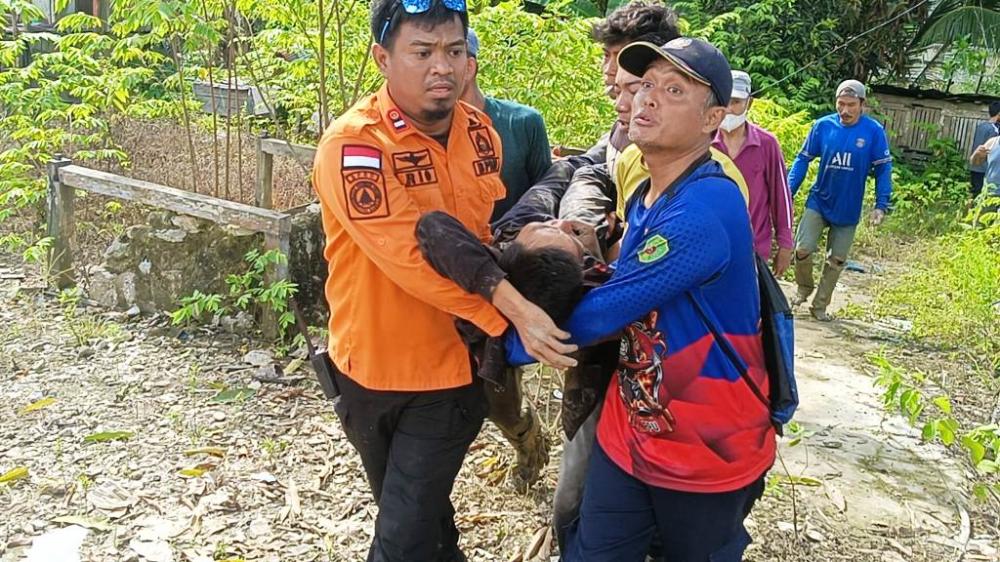 Tim SAR gabungan mengevakuasi jasad Jikram (65) - Istimewa