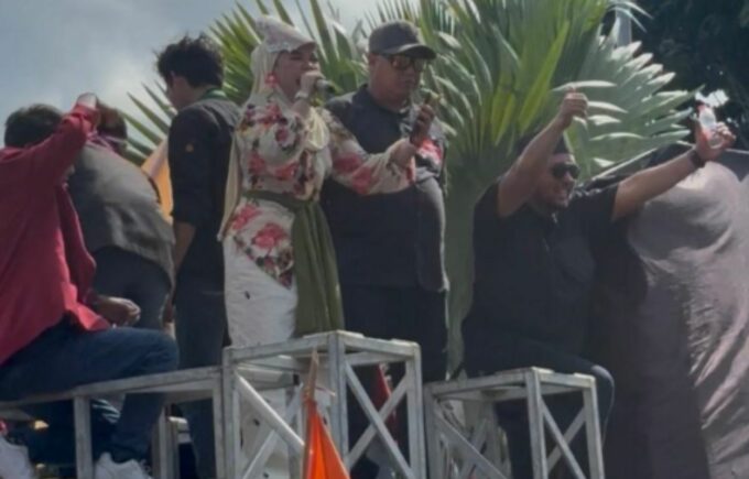 Dinamika aksi unjuk rasa 21 April di Kalimantan Timur ternyata melebar hingga ke lingkaran terdalam keluarga gubernur.