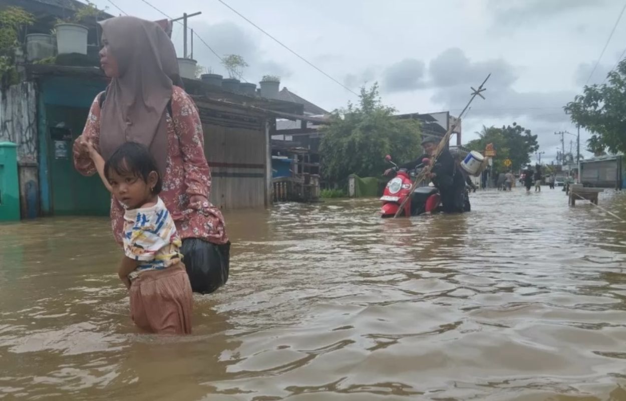 (BMKG) Kotawaringin Timur (Kotim), Kalimantan Tengah, mengimbau masyarakat untuk meningkatkan kewaspadaan terhadap potensi bencana hidrometeorologi