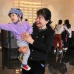 Helm untuk anak balita. Ketika tulang tempurung si anak masih lunak. Helm itu bisa membantu menormalkan bentuk tulang tengkorak.