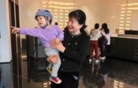 Helm untuk anak balita. Ketika tulang tempurung si anak masih lunak. Helm itu bisa membantu menormalkan bentuk tulang tengkorak.