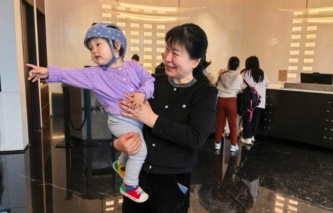 Helm untuk anak balita. Ketika tulang tempurung si anak masih lunak. Helm itu bisa membantu menormalkan bentuk tulang tengkorak.