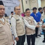 Gubernur Kalimantan Selatan H Muhidin melepas keberangkatan Kloter pertama jamaah calon haji Embarkasi Banjarmasin ke Tanah Suci
