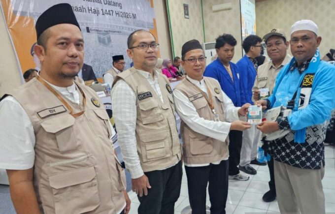 Gubernur Kalimantan Selatan H Muhidin melepas keberangkatan Kloter pertama jamaah calon haji Embarkasi Banjarmasin ke Tanah Suci