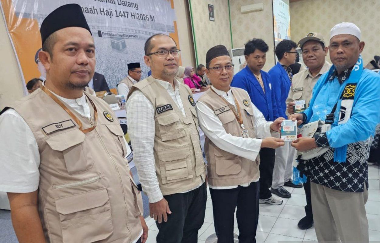 Gubernur Kalimantan Selatan H Muhidin melepas keberangkatan Kloter pertama jamaah calon haji Embarkasi Banjarmasin ke Tanah Suci