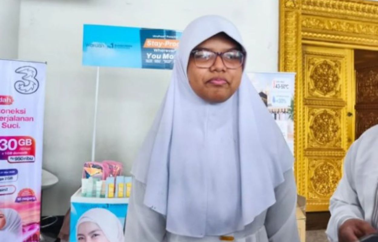 Aila Afifah (13 tahun) jadi calon haji termuda di Indonesia.Siswa kelas VI SD LKIA Pontianank ini akan berangkat bersama ayah dan bibinya.