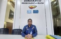 Disdikbud Kalsel menyediakan kanal informasi publik berupa helpdesk, hotline, dan operator di tingkat sekolah dan dinas