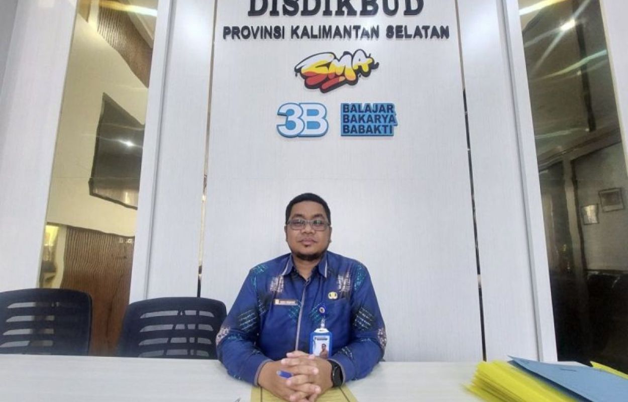 Disdikbud Kalsel menyediakan kanal informasi publik berupa helpdesk, hotline, dan operator di tingkat sekolah dan dinas