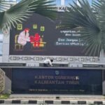 Jelang aksi unjuk rasa yang dijadwalkan berlangsung pada 21 April mendatang, Kantor Gubernur Kaltim dipagari oleh gulungan kawat berduri