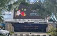 Jelang aksi unjuk rasa yang dijadwalkan berlangsung pada 21 April mendatang, Kantor Gubernur Kaltim dipagari oleh gulungan kawat berduri