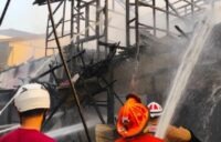 Kebakaran melanda Kompleks Pasar Blok R di Jalan Anggrek, Kelurahan Selat Tengah, Kapuas, pada Selasa, 14 April 2026 sekitar pukul 05.08 WIB.