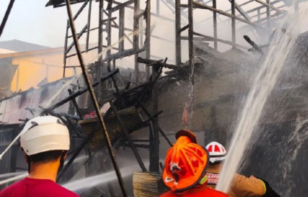 Kebakaran melanda Kompleks Pasar Blok R di Jalan Anggrek, Kelurahan Selat Tengah, Kapuas, pada Selasa, 14 April 2026 sekitar pukul 05.08 WIB.