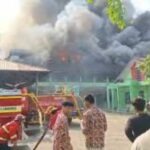 Langit Samarinda seketika kelabu saat asap hitam pekat membumbung tinggi dari kompleks SMPN 2 Samarinda.