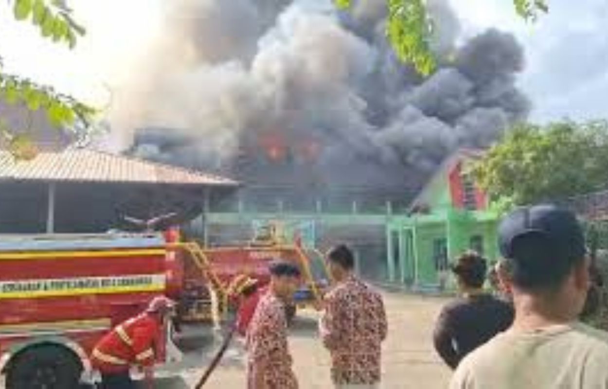 Langit Samarinda seketika kelabu saat asap hitam pekat membumbung tinggi dari kompleks SMPN 2 Samarinda.
