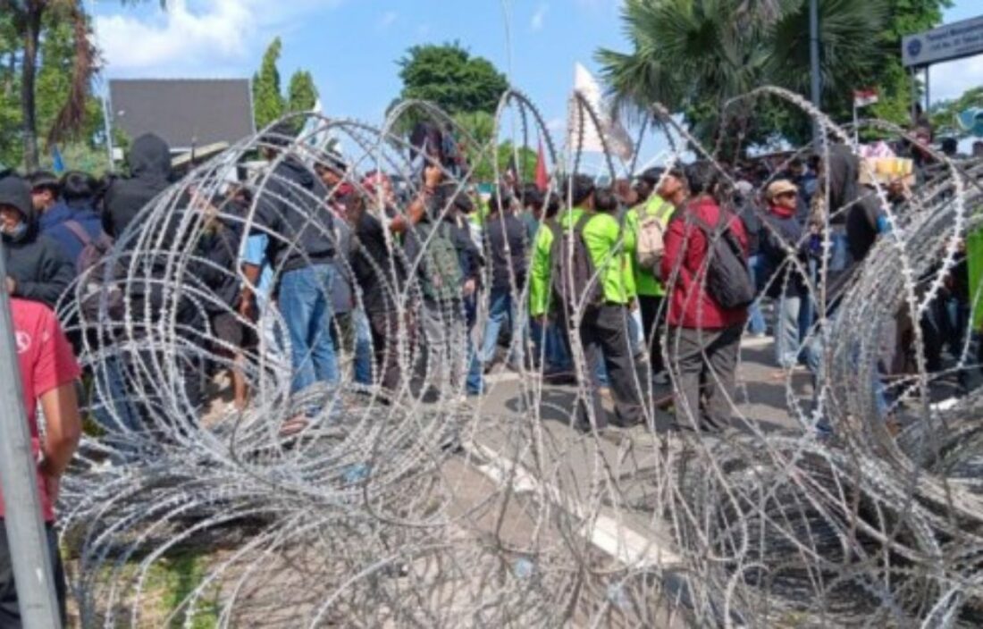 Ribuan massa aksi didominasi elemen mahasiswa berhasil menggulung paksa kawat berduri yang membatasi akses menuju Kantor Gubernur Kaltim.