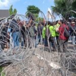 Ribuan massa aksi didominasi elemen mahasiswa berhasil menggulung paksa kawat berduri yang membatasi akses menuju Kantor Gubernur Kaltim.