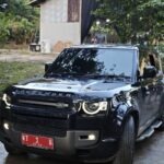 Wali Kota Samarinda Andi Harun mengumumkan penghentian kontrak sewa kendaraan dinas jenis Land Rover Defender