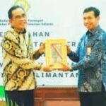 Momen formal Bupati HSU menyerahkan dokumen bundel LKPD Unaudited TA 2025 kepada Kepala BPK Perwakilan Provinsi Kalimantan Selatan.
