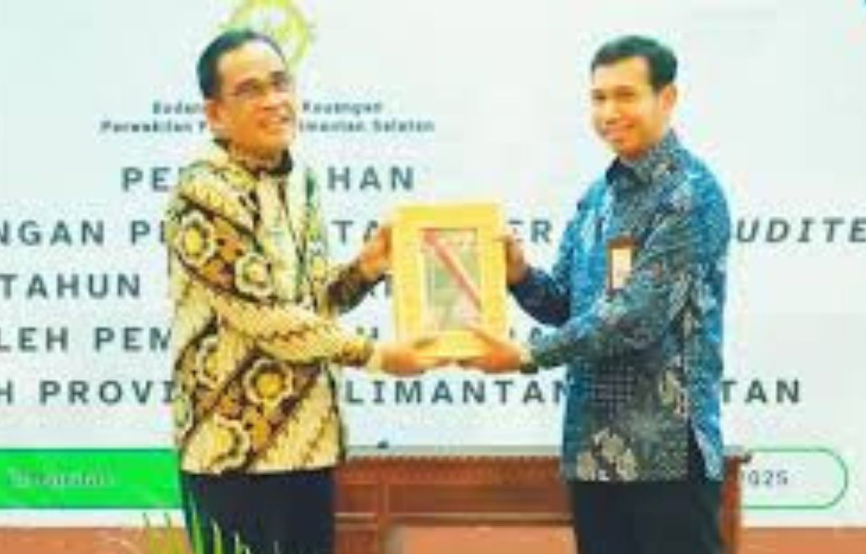 Momen formal Bupati HSU menyerahkan dokumen bundel LKPD Unaudited TA 2025 kepada Kepala BPK Perwakilan Provinsi Kalimantan Selatan.