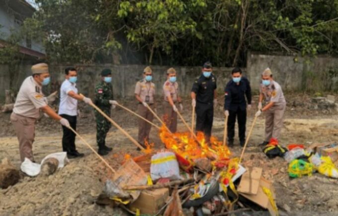 Bertempat di Pos Lintas Batas Negara (PLBN) Aruk, sejumlah komoditas ilegal yang diselundupkan dari Malaysia resmi dihancurkan.