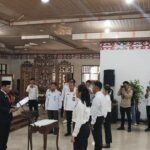Wakil Wali Kota Palangka Raya menyerahkan secara simbolis SK Pengangkatan kepada perwakilan CPNS