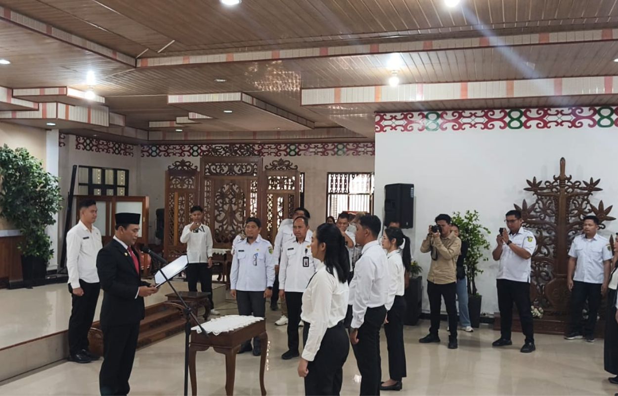 Wakil Wali Kota Palangka Raya menyerahkan secara simbolis SK Pengangkatan kepada perwakilan CPNS