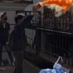 Di tengah riuhnya orasi perjuangan, seorang pria tak dikenal diduga mencoba melemparkan bom asap ke tengah kepadatan massa aksi 21 April.